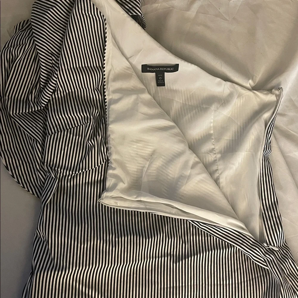 Banana Republic Black and White One-Shoulder Striped Blouse - Picture 7 of 7